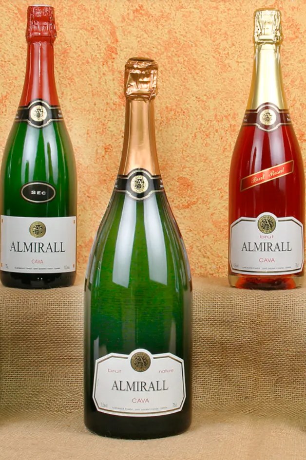 Ampolles de cava Almirall: el brut nature de llarga criança al costat del sec i el brut rosat
