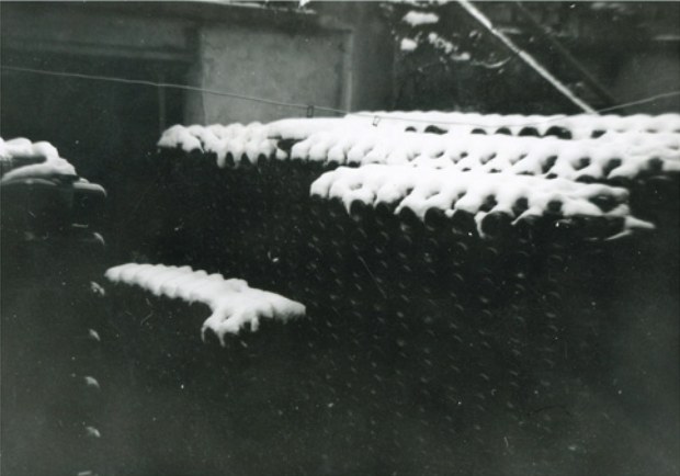 Piles d'ampolles de cava criant al celler, fotografia antiga