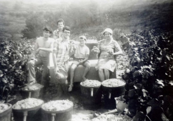 La família reposant a la vinya amb les portadores plenes